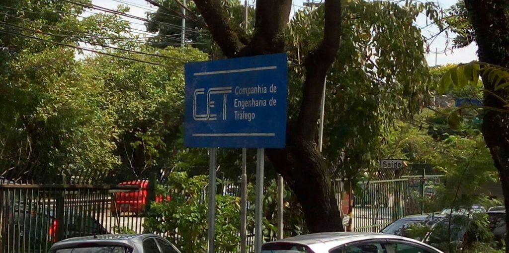 Imagem de SP: Agentes de trânsito conversam com base na CET
