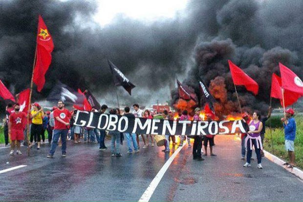 Imagem de #OcupaTudoContraOGolpe: Rio de Janeiro: Manifestantes fecham Rodovia Rio-Santos