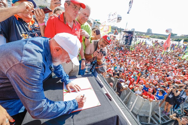 Imagem de Em ato do 1º de Maio, Lula exalta aumento dos empregos gerados e crescimento real do salário