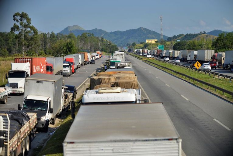 Imagem de CNTTL fala ao UOL sobre situação dos caminhoneiros que aguardam teste de COVID-19 no Chile