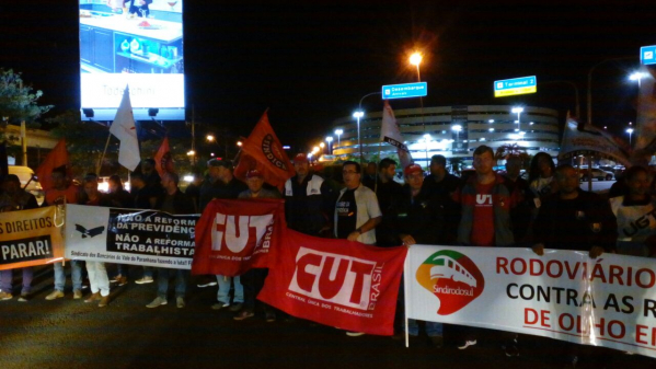 Imagem de Porto Alegre: Contra retrocessos de Temer, CUT-RS, movimentos e aeroviários fazem ato Salgado Filho