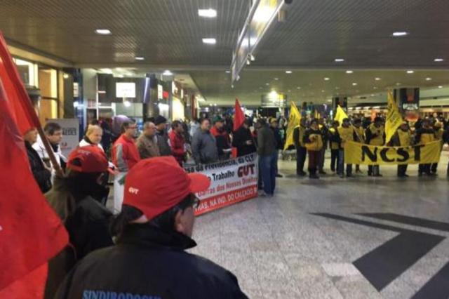 Imagem de Porto Alegre: Trabalhadores fazem ato no Salgado Filho Aeroporto contra reformas de Temer 