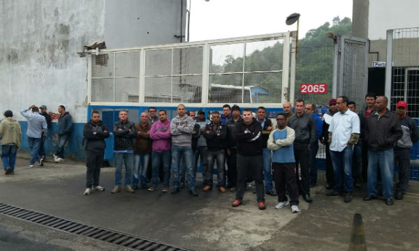 Imagem de ABC: Sem salário, motoristas e cobradores na EAOSA continuam em greve 