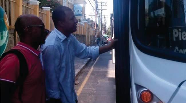 Imagem de Bahia: Rodoviários reclamam de carros de passeios que atrapalham o trajeto 