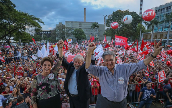 Imagem de Ao lado de Dilma, Lula retoma caravana abraçado pelo povo de Ipatinga