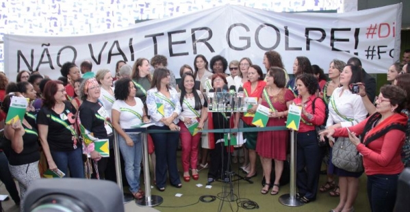 Imagem de Mulheres formam frente de resistência contra o golpe 