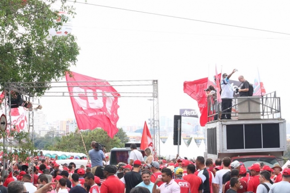 Imagem de De vermelho, CUT e movimentos sociais celebram a democracia e pedem fim da intolerância
