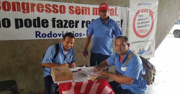 Imagem de Brasília: Rodoviários continuam coleta de assinaturas para revogação da reforma trabalhista 