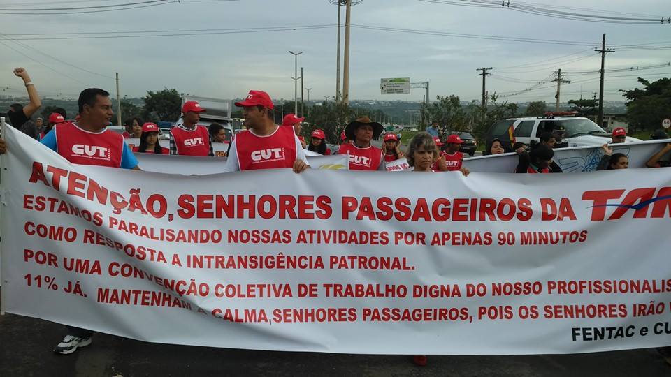 Imagem de Brasília: CNTTL apoia protesto da FENTAC/CUT no Aeroporto Internacional Juscelino Kubitschek