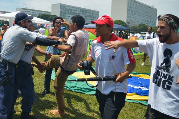 Imagem de Golpistas provocam e disparam contra militantes CUTistas em acampamento dos trabalhadores  
