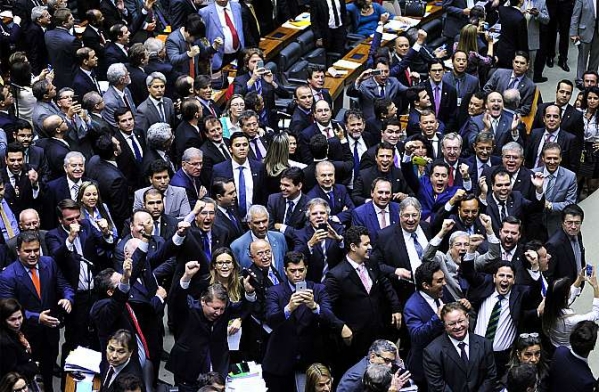 Imagem de Pró-corrupção: Confira a lista de deputados que aprovaram o financiamento empresarial de campanha