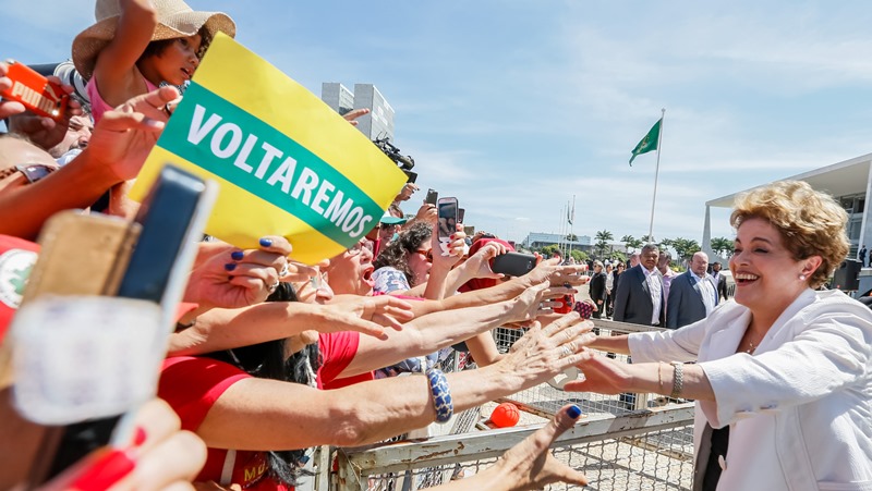 Imagem de Dilma sai do Planalto nos braços do povo 