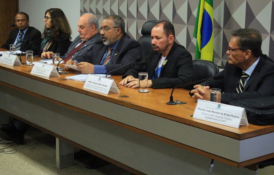 Imagem de CNTTL e FENTAC entregam estudo sobre terceirização no setor aéreo ao Senador Paulo Paim
