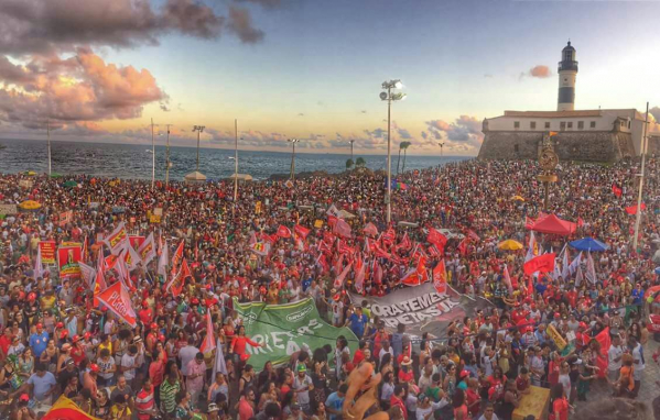 Imagem de Bahia: 100 mil gritam “Fora Temer” e “Diretas Já” no Farol da Barra
