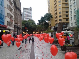 Imagem de #OcupaTudoContraOGolpe: Curitiba: Manifestantes enchem a cidade de corações “Fica Querida”