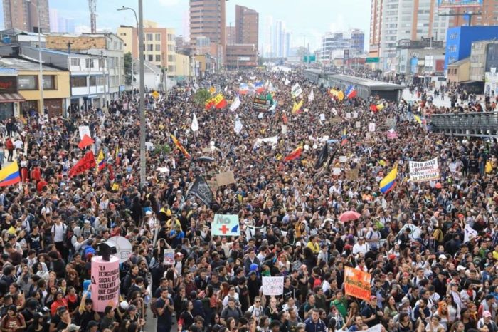 Imagem de Multidão nas ruas da Colômbia protesta contra governo neoliberal de Iván Duque