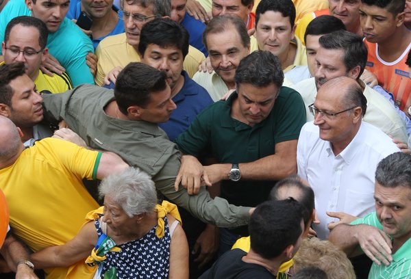 Imagem de Invertida: Alckmin e Aécio são chamados de 