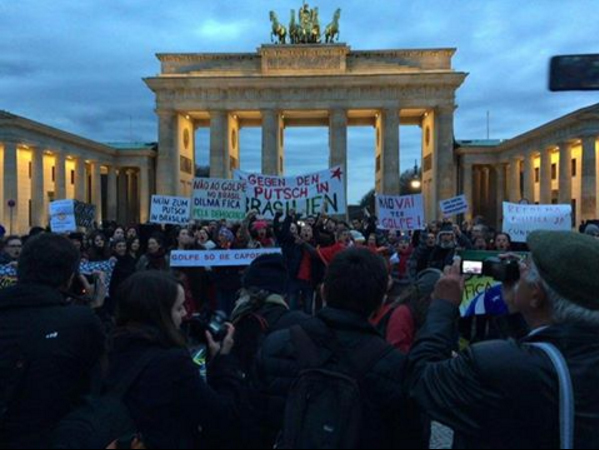 Imagem de Berlim: Manifestantes se reúnem para dizer não ao golpe 