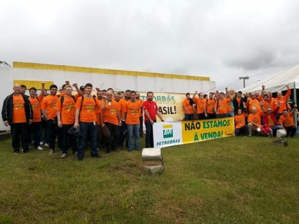 Imagem de A Petrobras é do Brasil! CNTTL/CUT apoia greve dos companheiros petroleiros