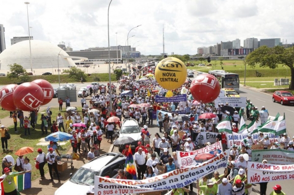 Imagem de Brasília: 15 mil trabalhadores marcham em defesa do SUS