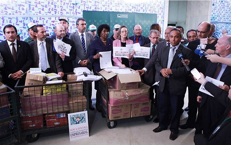 Imagem de Reforma Política: Movimentos já coletaram 650 mil assinaturas 
