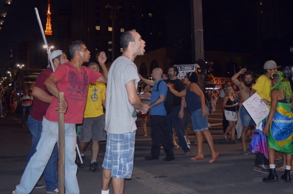 Imagem de SP: Golpistas tentam agredir manifestantes pró-democracia 
