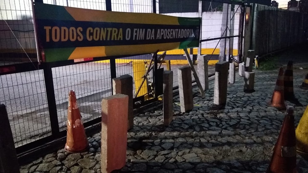 Imagem de #GreveGeral14J Garagem de empresa de ônibus de Curitiba fechada na manhã desta sexta-feira 