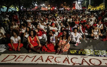 Imagem de Em marcha, mulheres pedem fim do racismo e de 'reformas genocidas' de Temer