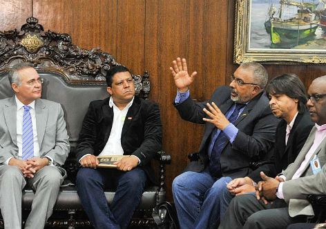 Imagem de Terceirização: CUT, centrais e senador Paim conseguem adiar leitura de projeto 