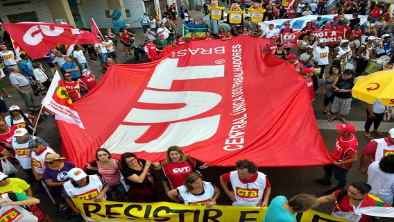 Imagem de Porto Alegre: Portuários marcham na abertura do Fórum Social das Resistências