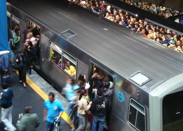 Imagem de Aos 40 anos, Metrô de SP recebe muitos passageiros e pouco investimento 