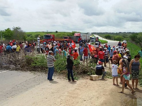 Imagem de #OcupaTudoContraoGolpe: Paraíba: Manifestantes pró-democracia param trens e rodovias contra o golpe 