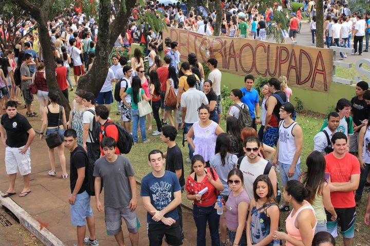 Imagem de Estudantes ocupam 168 universidades contra a PEC 55