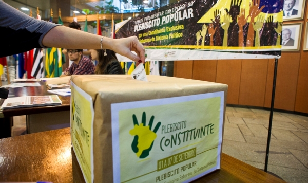 Imagem de Plebiscito: 7,4 milhões votam sim pela reforma política no Brasil