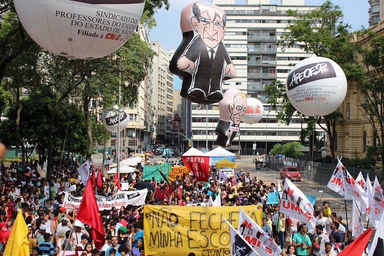 Imagem de Contra reestruturação de Alckmin, professores, pais e alunos lotam centro de SP