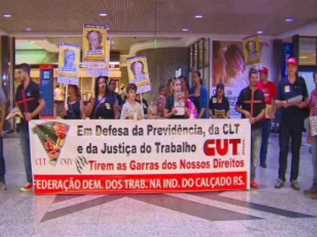 Imagem de Porto Alegre: Mulheres cutistas fazem protesto contra Reforma da Previdência golpista no Salgado Filho 