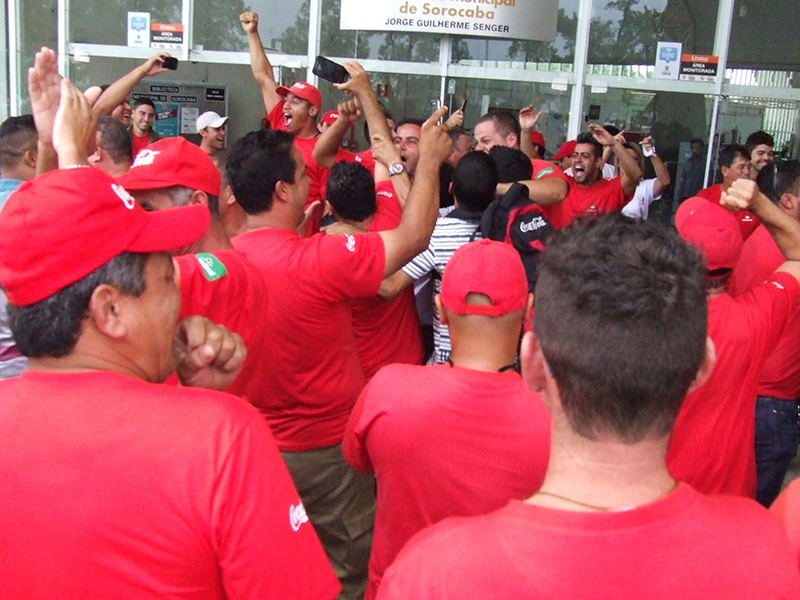 Imagem de Sorocaba: Sindicato conquista a reintegração dos 217 trabalhadores da Coca-Cola