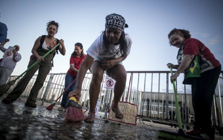 Imagem de Brasília: Manifestantes fazem “limpeza” no STF para cobrar Justiça contra Cunha
