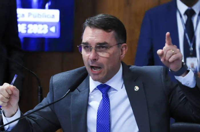 Imagem de Pacotaço de 200 decretos de Flávio muda leis trabalhistas e ameaça direitos