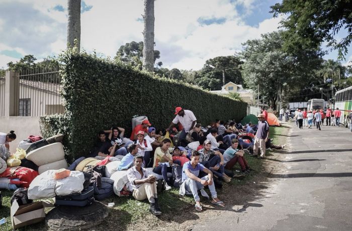Imagem de #NósSomosLula Violência policial não intimida militantes e caravanas começam chegar a Curitiba