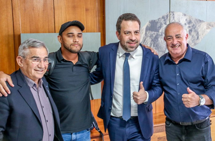 Imagem de Presidente da CUT convoca pressão na Câmara para votar PL do trabalho por aplicativo