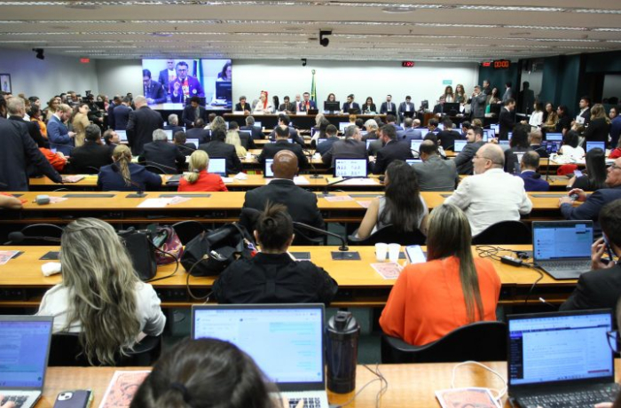 Imagem de Comissão aprova o fim da escala 6x1. Proposta vai à votação no Plenário da Câmara