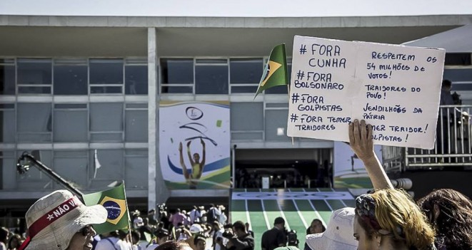 Imagem de Brasília: Protestos contra o golpe e fora cunha marcam chegada da Tocha Olímpica