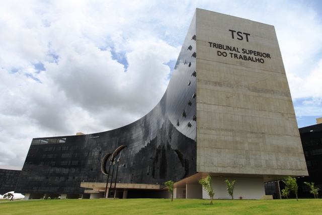 Imagem de Brasília: Aeroportuários e Infraero realizam primeira audiência de mediação no TST nesta terça (31)  