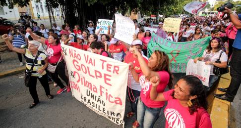 Imagem de Recife: Mulheres saem às ruas para protestar contra o golpe 