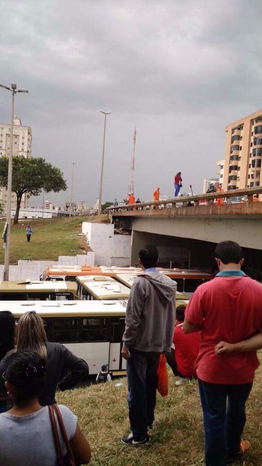 Imagem de Brasília: Rodoviários evitam suicídio de uma mulher em Taguatinga 