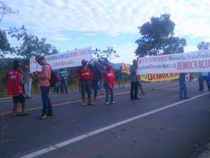Imagem de #OcupaTudoContraoGolpe: Minas Gerais: Trabalhadores do campo e da cidade interditam rodovias 