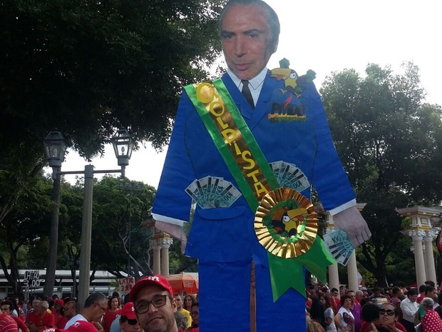 Imagem de Recife: Manifestantes  lotam a Praça do Derby em defesa da democracia 