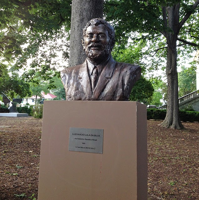 Imagem de Lula ganha busto de bronze em Washington, nos EUA
