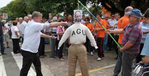 Imagem de Aerus: Aposentados protestam e queimam Judas nos aeroportos